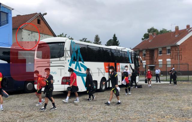 1661610596688060109.png 6-U21国青乘坐大巴抵达后,身后房子上留下的战争枪眼依然清晰可见.png