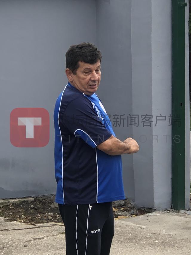 1661610604313096413.jpg 7-俱乐部的老工作人员被记者问及枪眼就激动不已.jpg