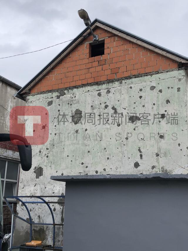 1661610620484052975.jpg 8-球场里房子上的枪眼.jpg